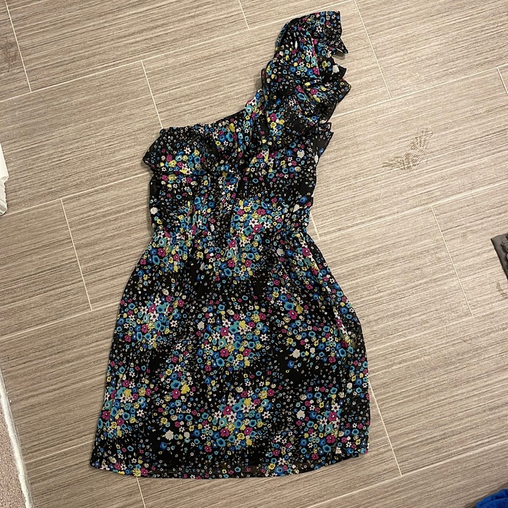 one shoulder floral dress with ruffle strap black pink blue yellow eyeshadow